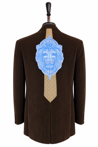 Veste unisexe en velours côtelé chocolat avec lion bleu brodé et cravate en soie au dos – upcycling Glinkowska